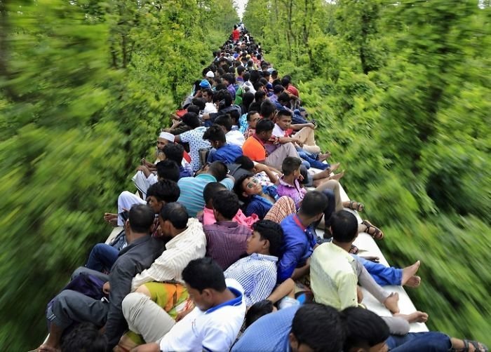 Люди сидят на крыше поезда, чтобы попасть домой на время религиозного праздника (Индия) national geographic, животные, конкурс, лучшие, пейзаж, победители