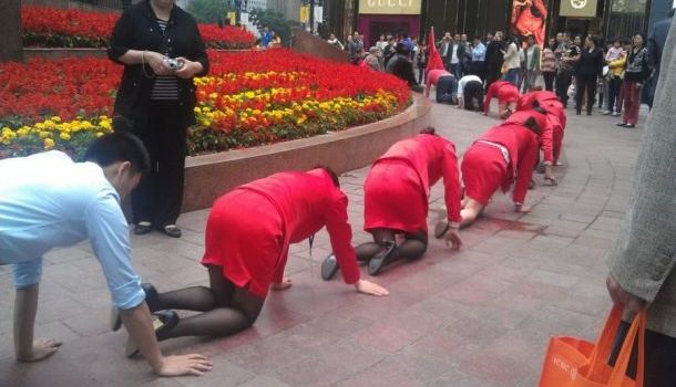 В Китае сотрудниц компании заставили ползти по улице за невыполнение плана
