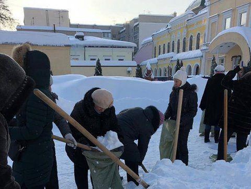 В Саратове уволили чиновницу, отправившую учителей убирать снег в мороз