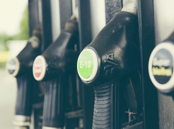 Правительство заморозит цены на бензин до лета